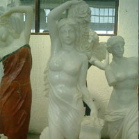 Скульптура Девушка с цветами (мрамор)
