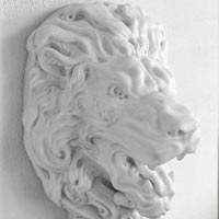 Голова льва из мрамора
